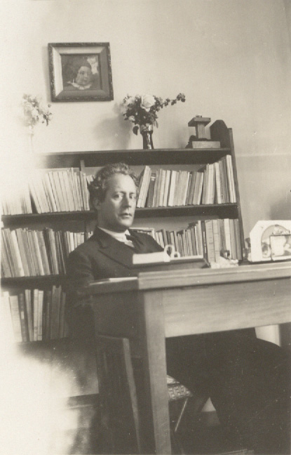 Ο Μίλτος Κουντουράς στο γραφείο του