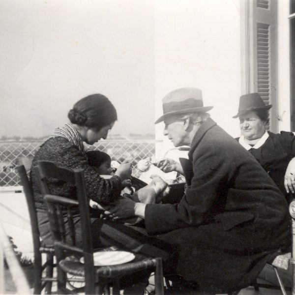 Από αριστερά : Ολυμπία Κουντουρά, Λίνος Κουντουράς, Αλέξανδρος Δελμούζος, Ευφροσύνη Δελμούζου, Νέα Χαλκηδόνα, 18 Ιανουαρίου 1939. Φωτογράφος : Μίλτος Κουντουράς.