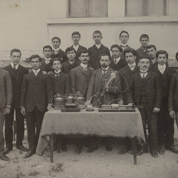 Γυμνάσιο Μυτιλήνης : οι απόφοιτοι του 1907 με τον δάσκαλό τους Μιχαήλ Στεφανίδη στο κέντρο. Δεξιά του Μ.Στεφανίδη διακρίνεται ο Μίλτος Κουντουράς.