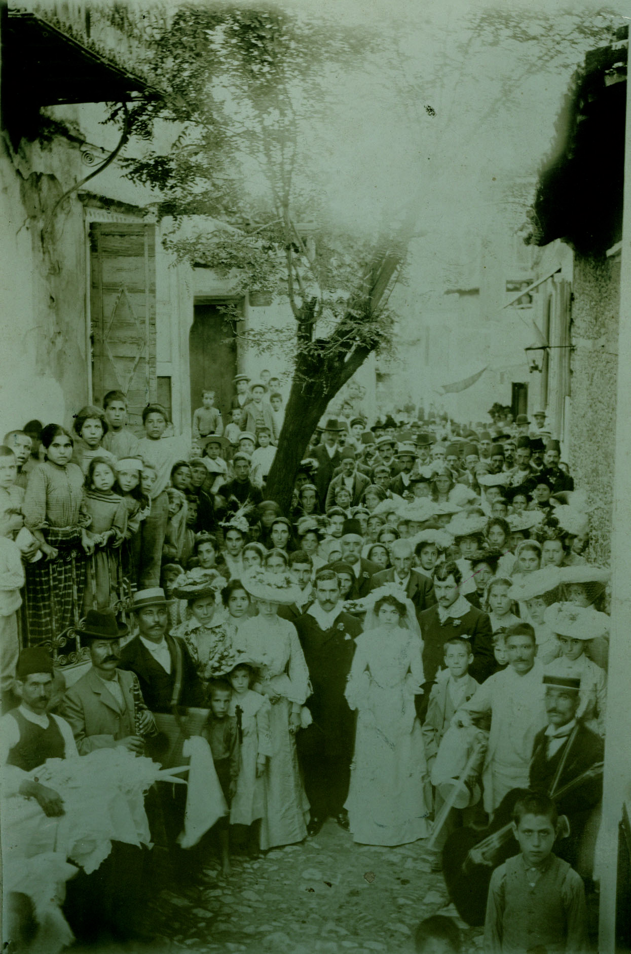 Ο γάμος του Γεωργίου Κουντουρά με την Ειρήνη Χατζηγιάννη. Σκόπελος Γέρας, 9 Νοεμβρίου 1880. Φωτογράφος : Ιωάννης Γ. Φεργαδιώτης, Φωτογράφος Σμύρνης.