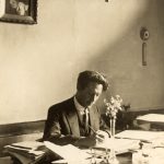 Ο Μίλτος Κουντουράς στο γραφείο του, στο Διδασκαλείο Θηλέων Θεσσαλονίκης.