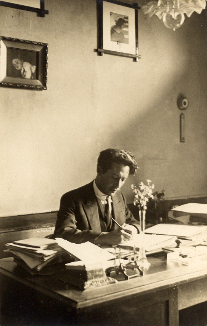 Ο Μίλτος Κουντουράς στο γραφείο του, στο Διδασκαλείο Θηλέων Θεσσαλονίκης.