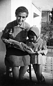 Ο Λίνος μικρός με τη δασκάλα του Διδασκαλείου Θηλέων Θεσσαλονίκης, Αλεξάνδρα Κεσσανλή, στη βεράντα του σπιτιού στη Νέα Χαλκηδόνα.