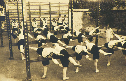 Γυμναστικές επιδείξεις στο Διδασκαλείο Θηλέων Θεσσαλονίκης.