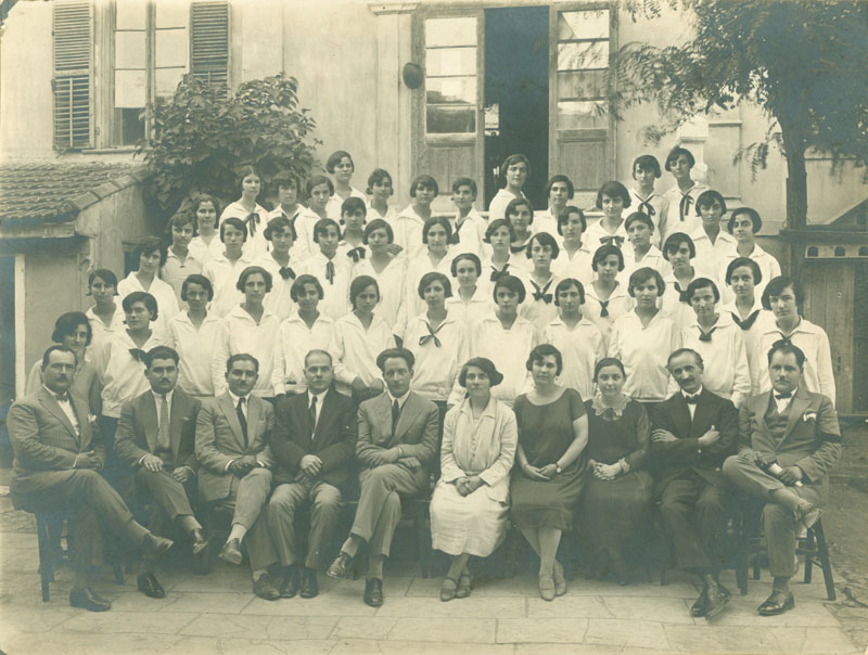 1927, πρώτη χρονιά της θητείας του Κουντουρά ως διευθυντή του Διδασκαλείου Θηλέων Θεσσαλονίκης. Από το διδαχτικό προσωπικό πολλοί αντέδρασαν στο έργο του.