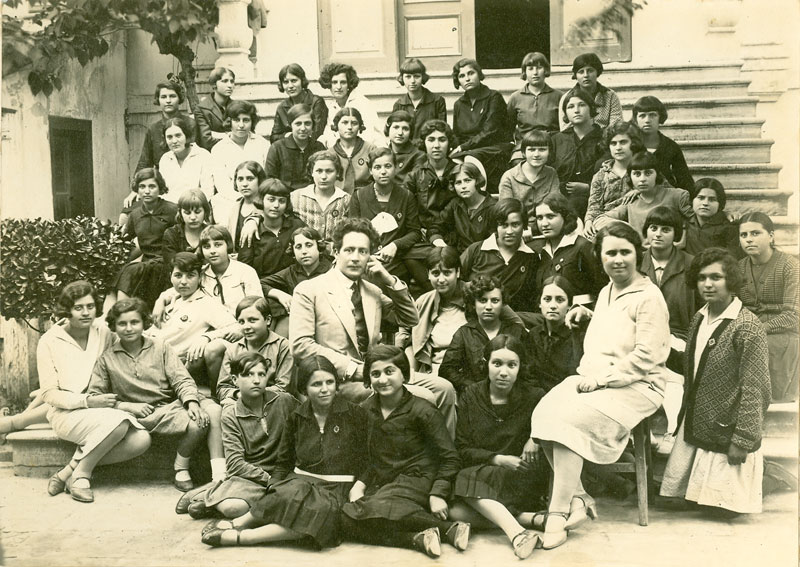 Ο Μ. Κουντουράς με τα παιδιά του οικοτροφείου και την υποδιευθύντρια Στυλ. Πετυχάκη, 1929.