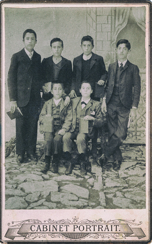 Ιδιόχειρη σημείωση στη ράχη της φωτογραφίας : "Σκόπελος τη 13η Μαϊου 1903. Οι μαθηταί της Γ' Τάξεως της Ελληνικής Σχολής Παπάδου. Μιλτιάδης Γ. Κουντουράς". Ο Μίλτος Κουντουράς όρθιος, πρώτος από αριστερά.