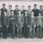 Η τελευταία τάξη του εξαταξίου Γυμνασίου Μυτιλήνης. Οκτώβριος 1906. Ο Μίλτος Κουντουράς τέταρτος από αριστερά στην πρώτη σειρά.