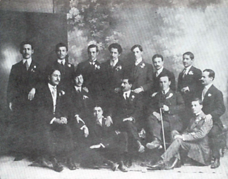 Απρίλιος 1911. Από την επίσημη επίσκεψη Βουλγάρων φοιτητών στην Αθήνα. Αναμνηστική φωτογραφία με Λέσβιους συναδέλφους τους. Στην τελευταία σειρά, τέταρτος από αριστερά ο Μίλτος Κουντουράς. Καθιστός, πρώτος από αριστερά, ο Γεώργιος Βαρελτζίδης της Ιατρικής. (Από το αρχείο του Αρ. Βαρελτζίδη)