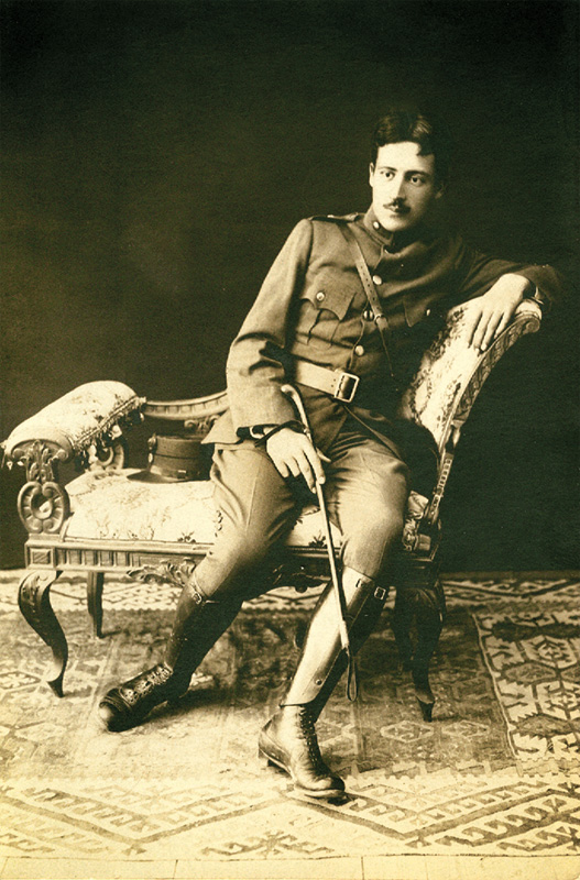 Μίλτος Κουντουράς. Έφεδρος αξιωματικός στη Χίο.