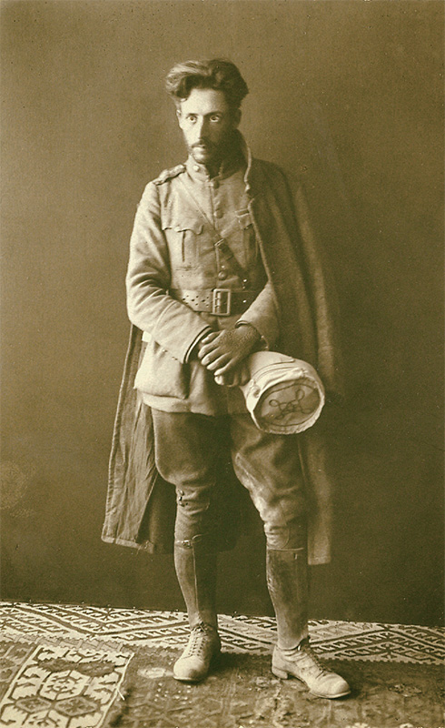 Ιδιόχειρη σημείωση στη ράχη της φωτογραφίας : "Πώς σώθηκα από τη Μικρασιατική καταστροφή του 1922, Μίλτος". Φωτογραφήθηκε στη Χίο, μόλις επέστρεψε από το μέτωπο της Μικράς Ασίας, στο φωτογραφείο του Αντωνίου Μπαχά. 1 Σεπτεμβρίου 1922.