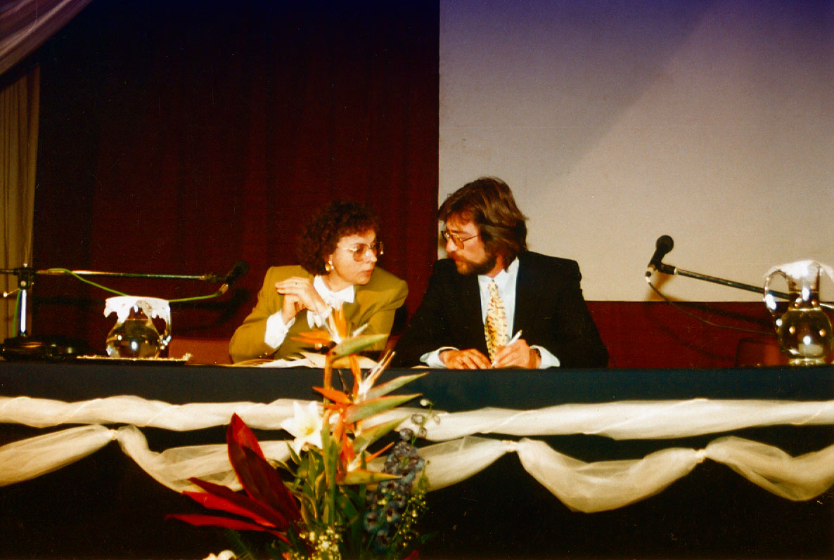 Η Διευθύντρια Ευαγγελία Καπετάνου και ο Υποδιευθυντής Αλέξανδρος Φερρίδης στο Προεδρείο, κατά την έναρξη του Διημέρου.