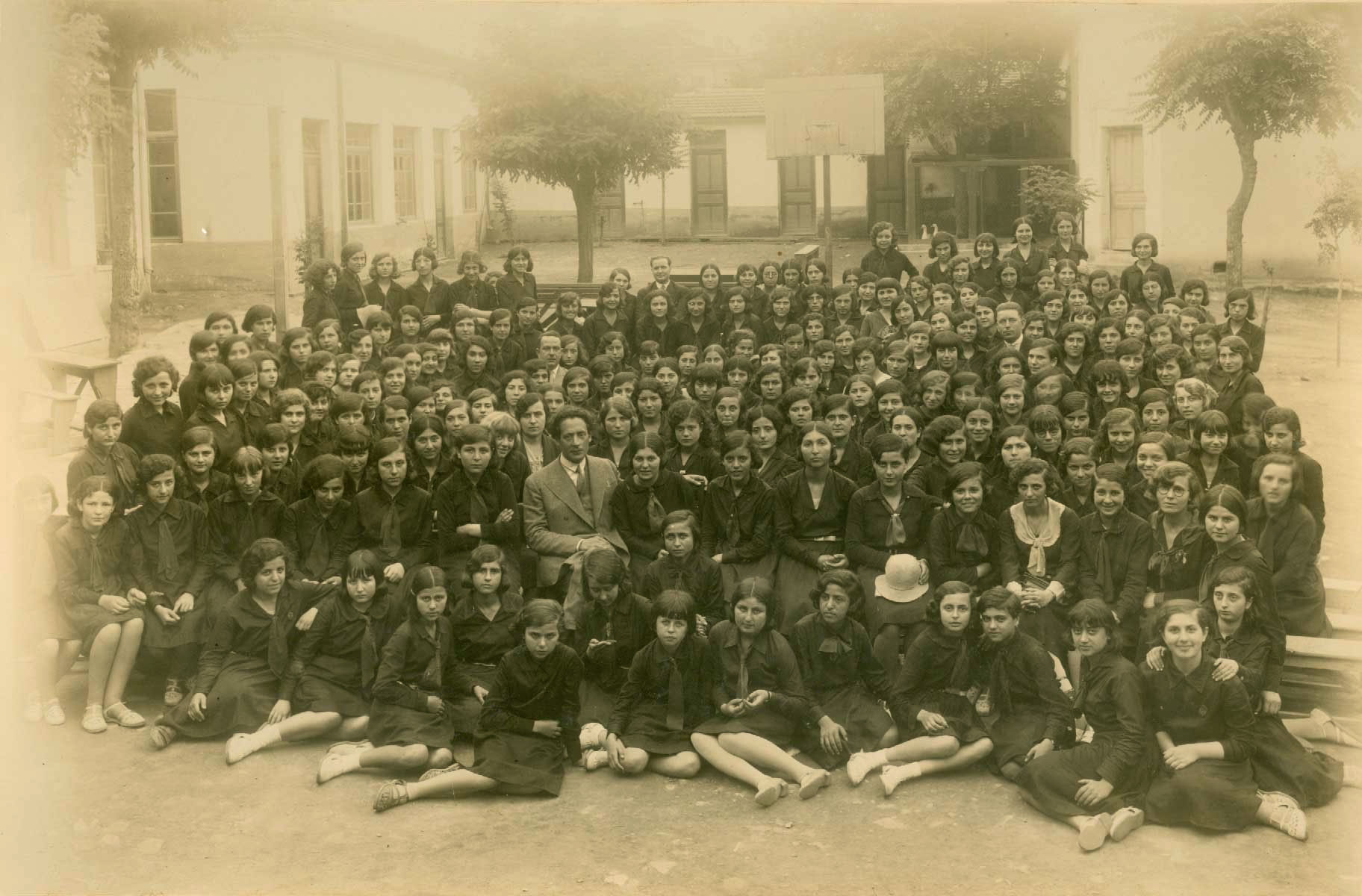 Διδασκαλείο Θηλέων Θεσσαλονίκης. Στη μέση ο Μίλτος Κουντουράς.