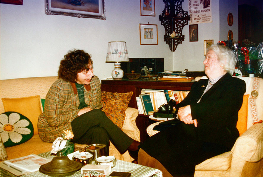 25 Ιανουαρίου 1996. Η Ευαγγελία Καπετάνου και η Ολυμπία, σύζυγος του Μίλτου Κουντουρά, συνομιλούν καθισμένες μπροστά στο γραφείο του Κουντουρά, στο σπίτι στη Νέα Χαλκηδόνα.