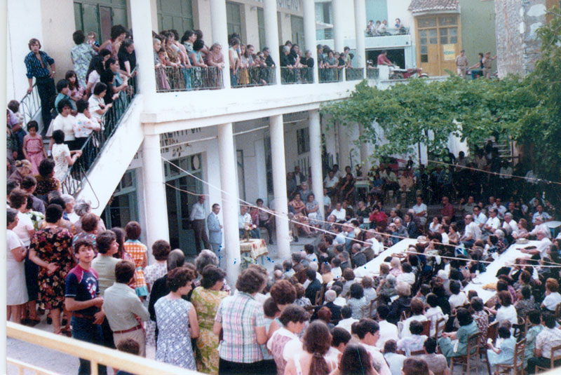 Από τη γιορταστική εκδήλωση που διοργανώθηκε στον Σκόπελο Γέρας Λέσβου, γενέτειρα του παιδαγωγού Μίλτου Κουντουρά, με την ευκαιρία της έκδοσης του συλλογικού βιβλίου "Μίλτος Κουντουράς. Διδασκαλείο Θηλέων Θεσσαλονίκης, 1927-1930", μικρού αντίδωρου των μαθητριών του στα τόσα μεγάλα που τους κληροδότησε.